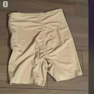 MOTIF Women's Cream lifting spanx shorts XL